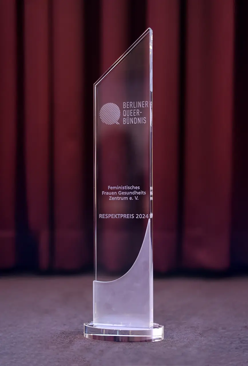 Kampagnenmotiv "Signal for Help", ein gelbes Plakat mit pinker Aufschrift „Eine Hand, die mehr als 1000 Worte ruft!“ und Hand-Symbolen als stiller Hilferuf bei häuslicher Gewalt.